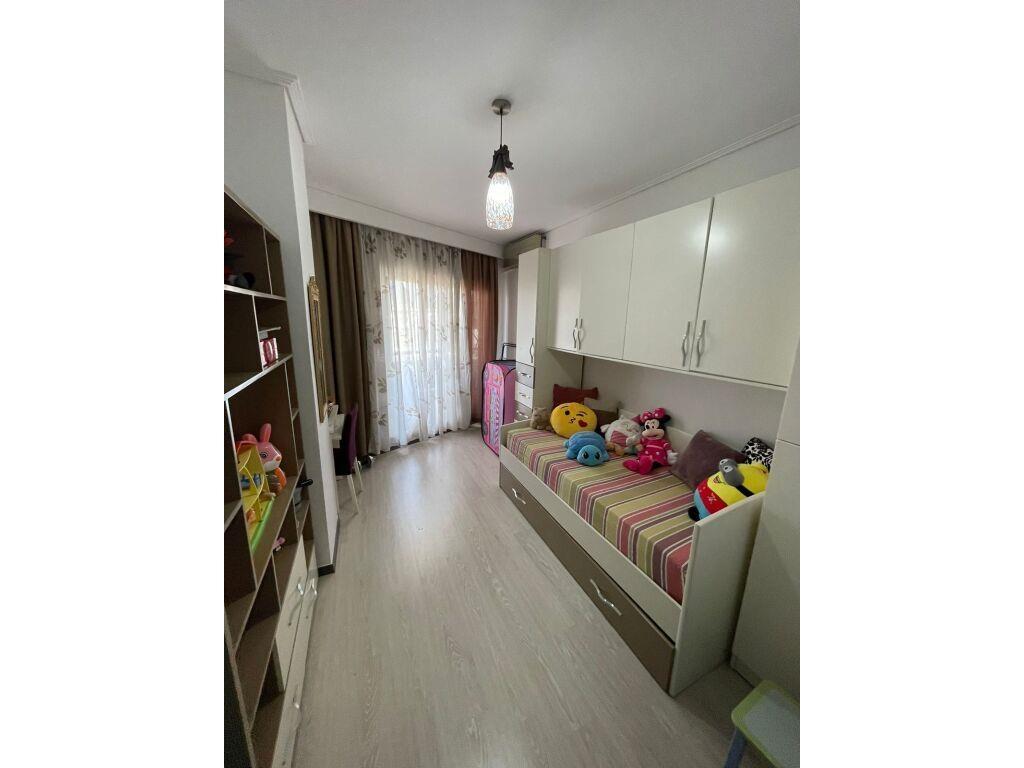 Jepet me qera apartament 2+1 tek pazari i ri