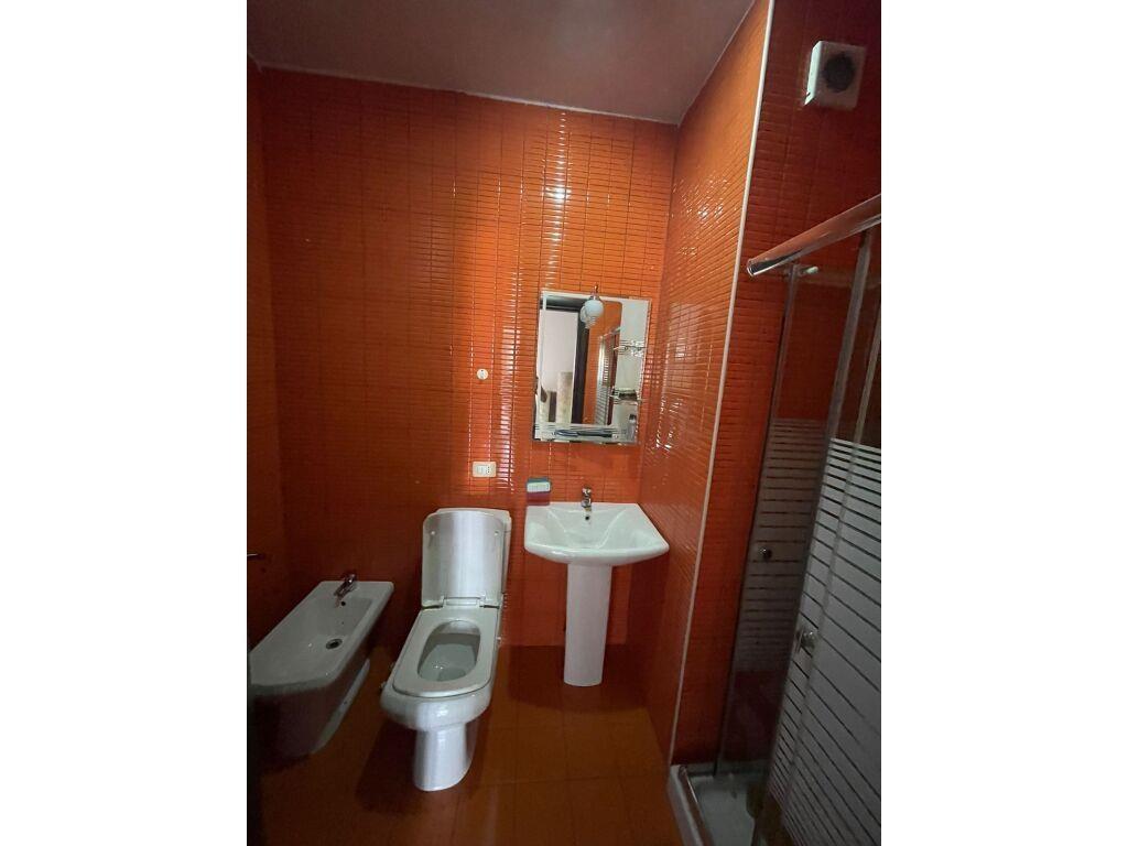 Jepet me qera apartament 2+1 tek pazari i ri