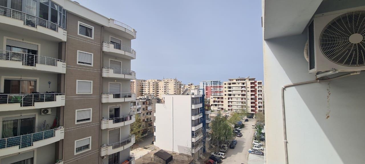 SHITET APARTAMENT 2+1+2 TE KOMBINATI I PESHKUT