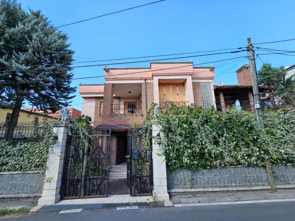 Jepet me qera Vile 3-kateshe te Ali Demi