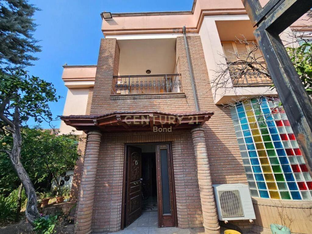 Jepet me qera Vile 3-kateshe te Ali Demi