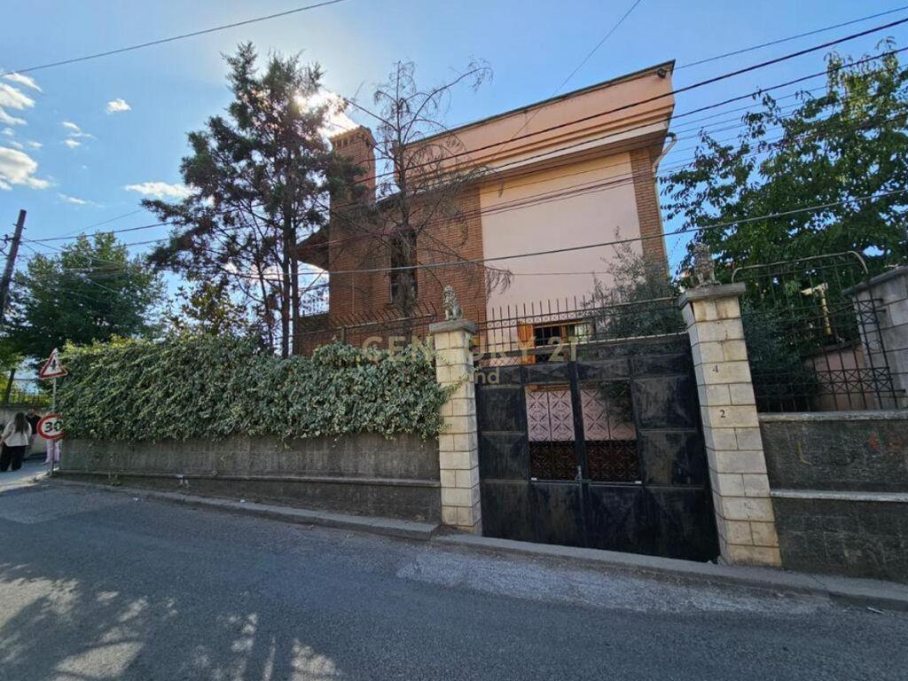 Jepet me qera Vile 3-kateshe te Ali Demi