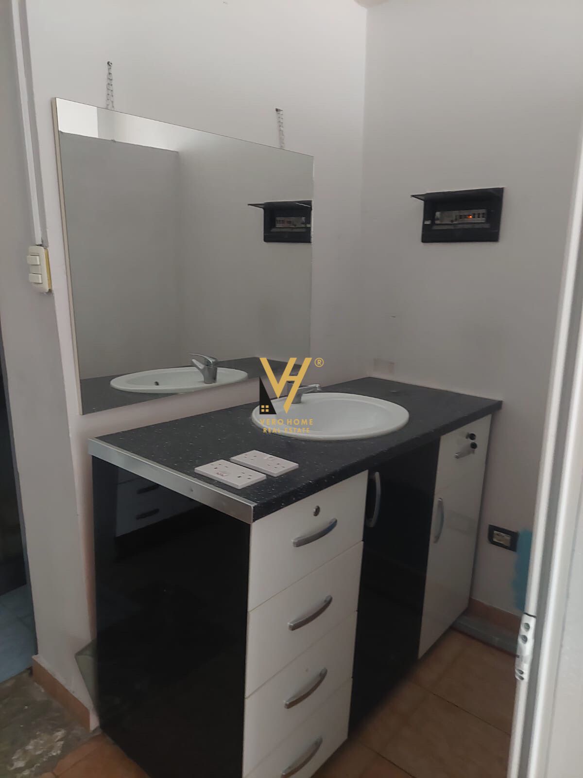 ZYRE 37 M2 ISH MINISTRIA E JASHTME 400 EURO