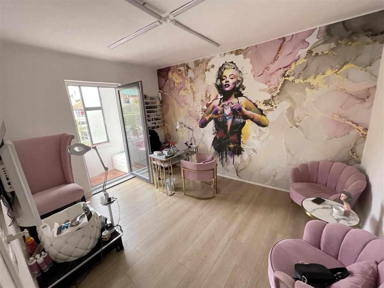 Ambient me Qera per Zyra te Rruga e Kavajes