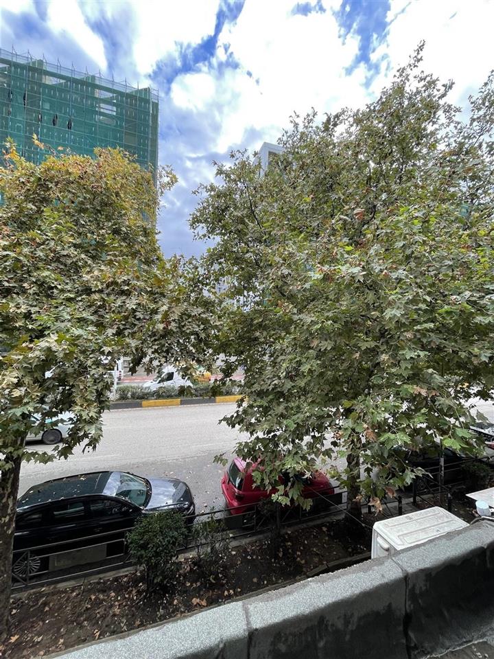 Ambient me Qera per Zyra te Rruga e Kavajes