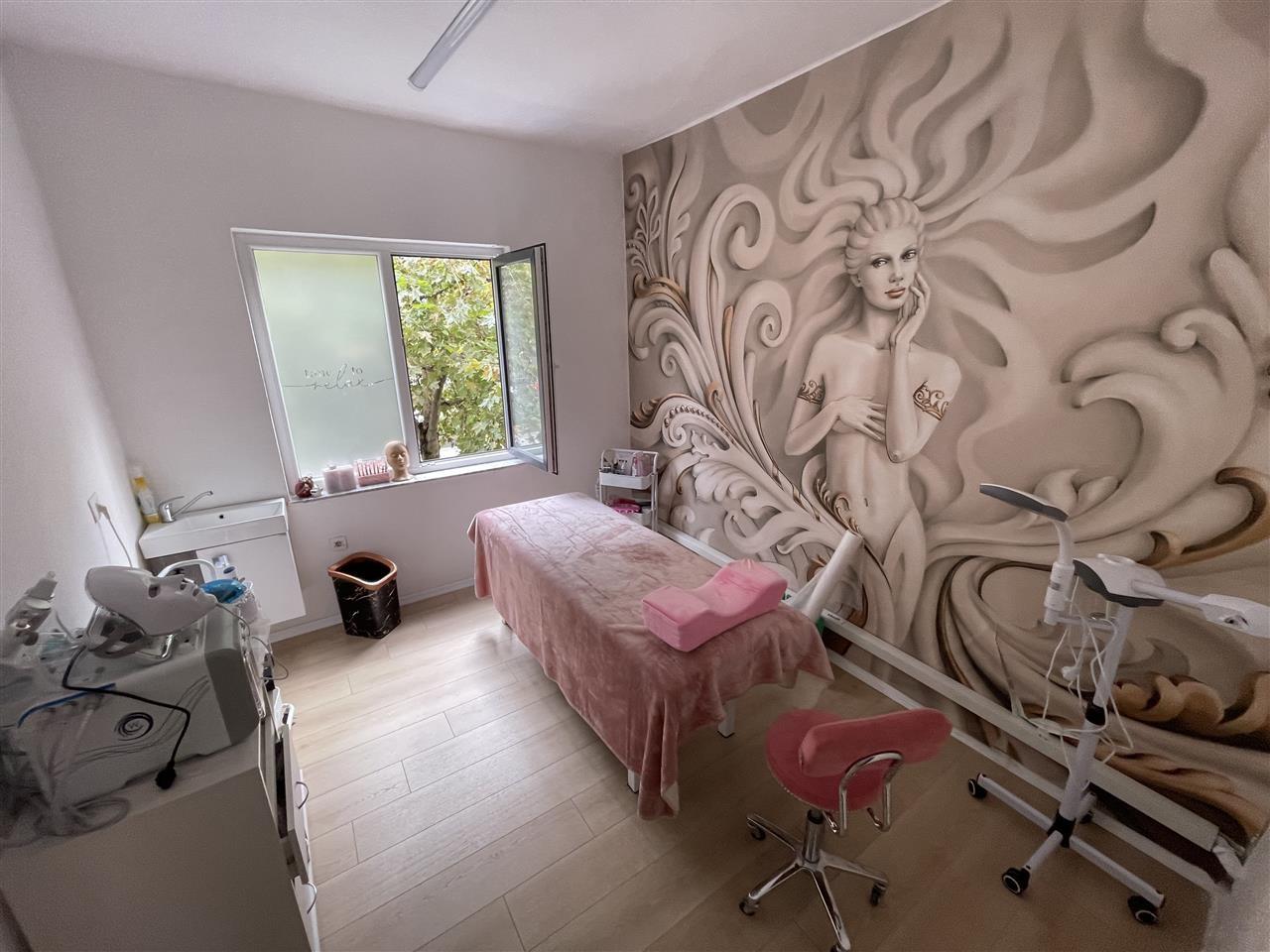 Ambient me Qera per Zyra te Rruga e Kavajes