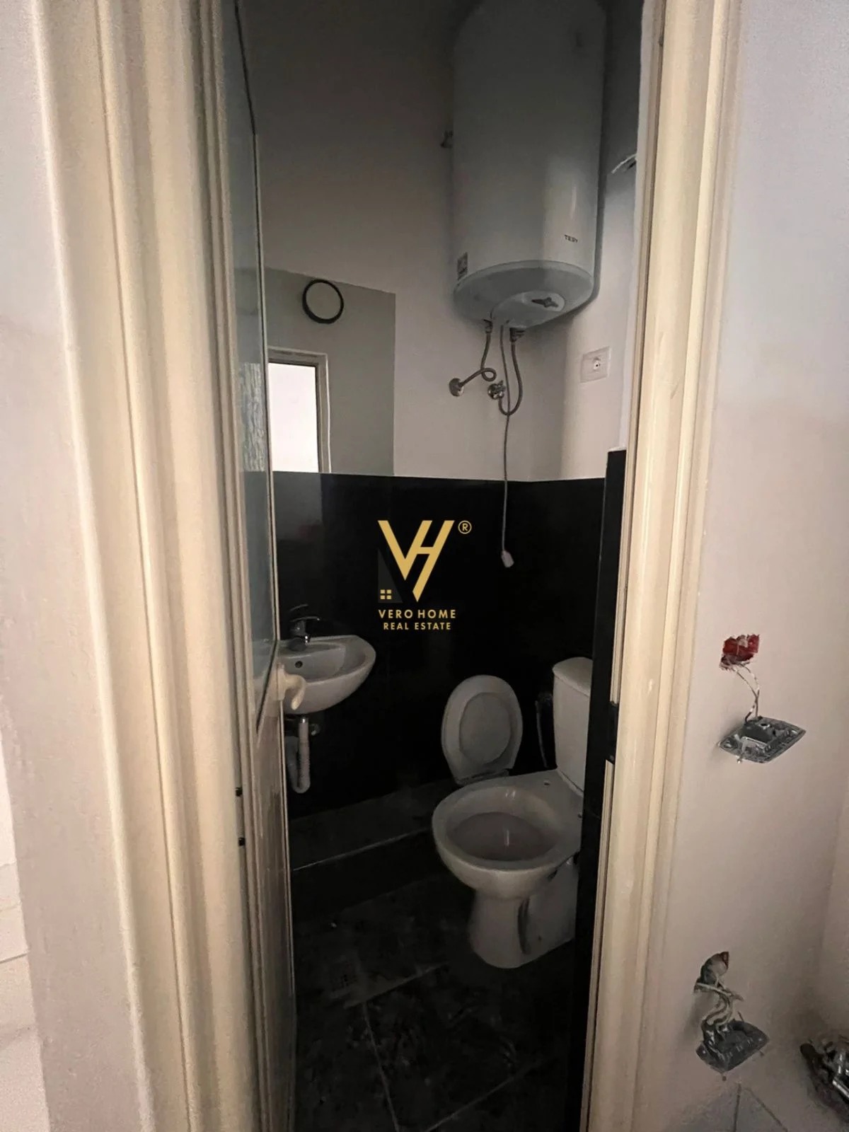 SHITET DYQAN 80M2 TEK 21 DHJETORI 750.000 EURO