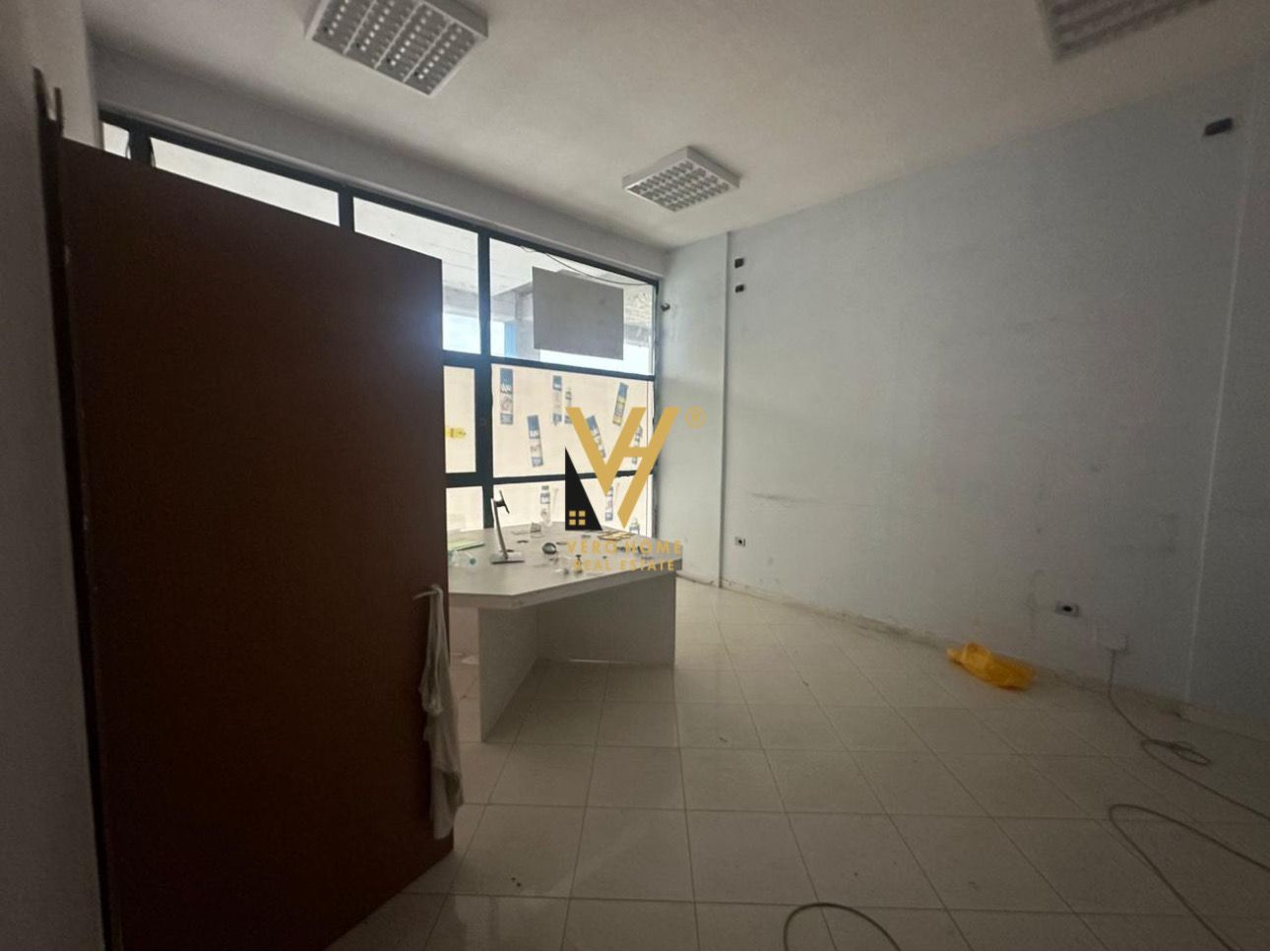 AMBIENT TE RRUGA DRITAN HOXHA 2.300 EURO