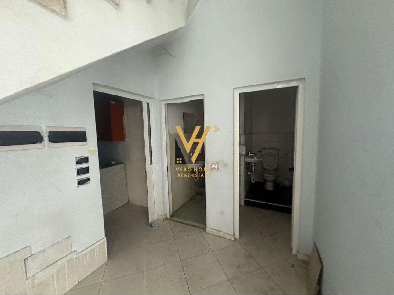 AMBIENT TE RRUGA DRITAN HOXHA 2.300 EURO