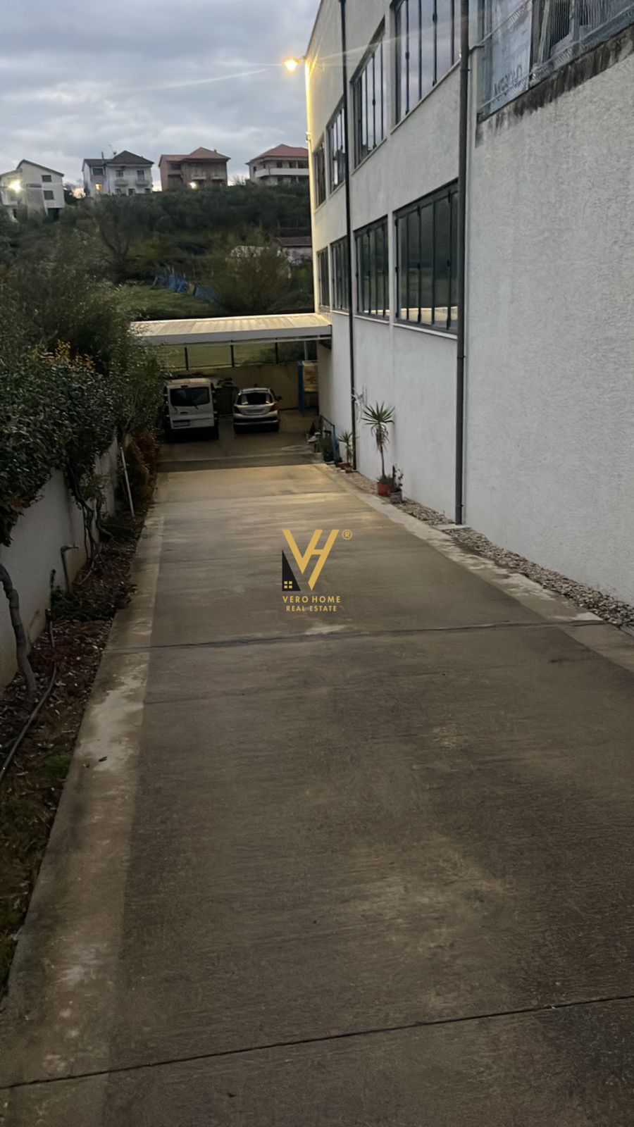 MAGAZIN 800 M2 ME QERA PRANE TEGUT 4.000 EURO