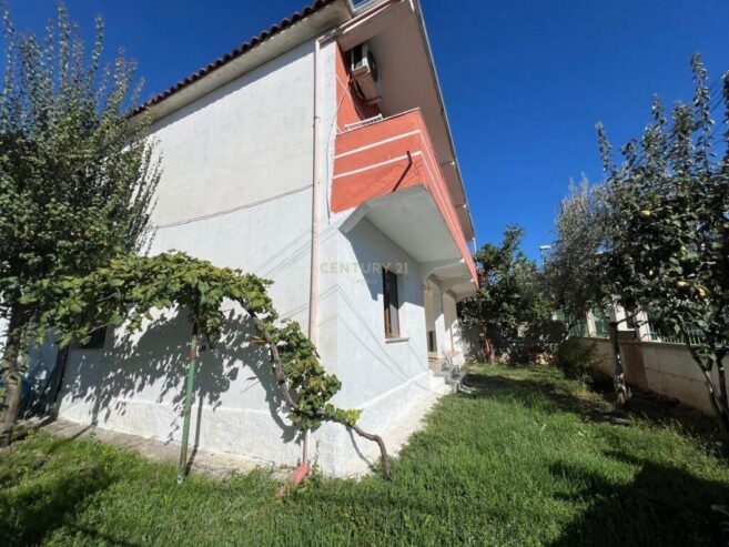 Vilë 2- kateshe për Shitje në Laprakë, Tiranë