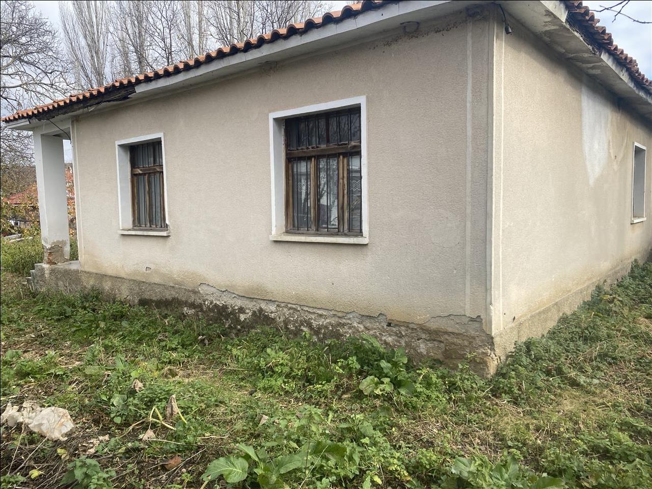 Shitet shtepi fshatin leshnice