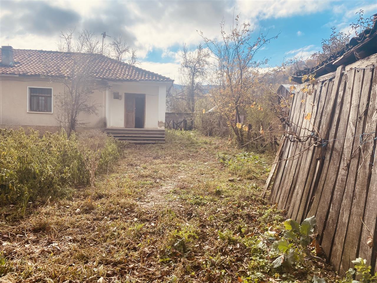 Shitet shtepi fshatin leshnice