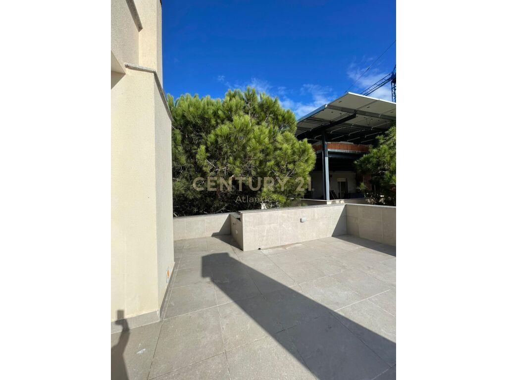 SHITET APARTAMENT 2+1+2+ VERANDE NE GOLEM !