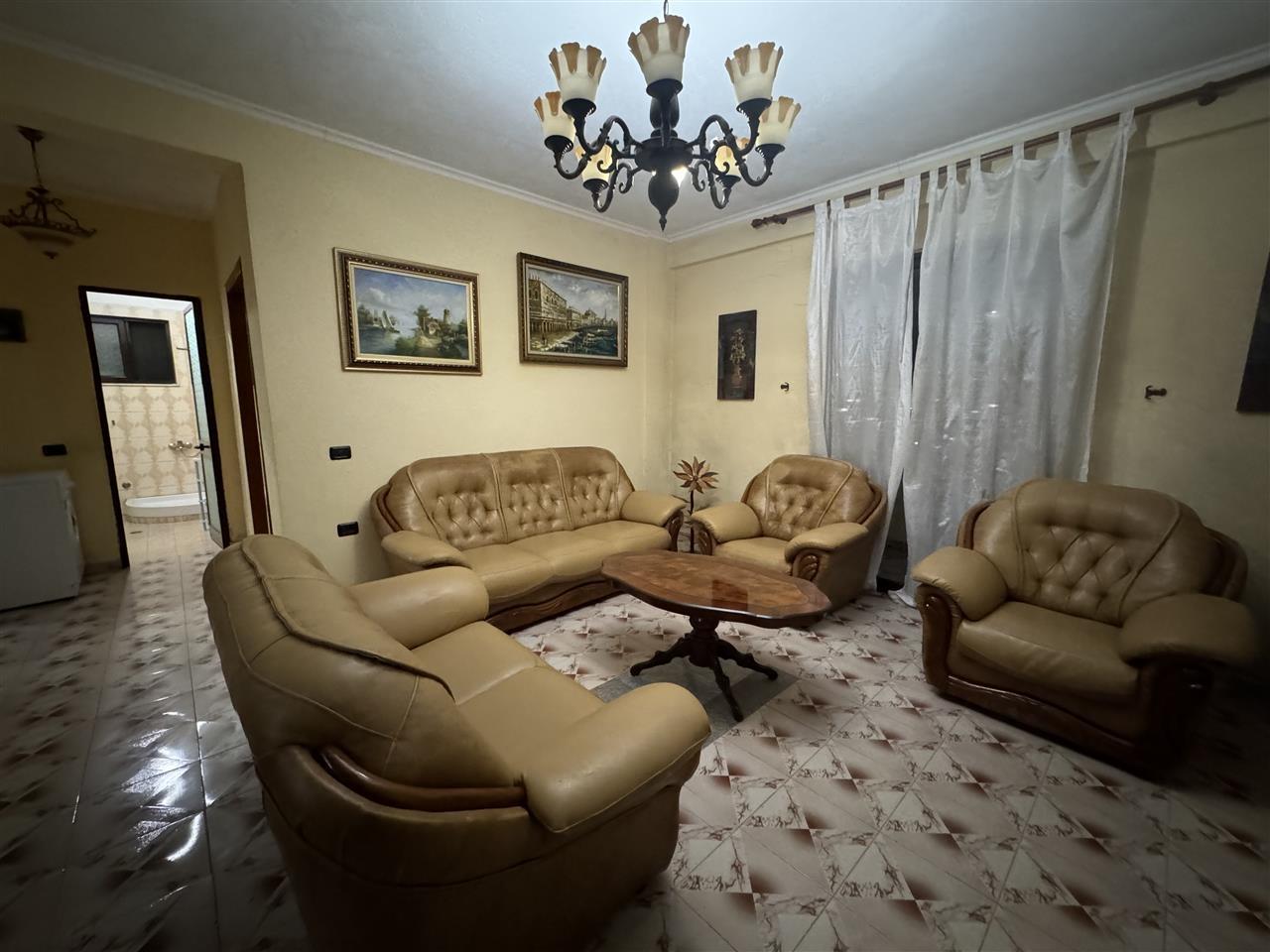 Jepet kati 1 (mbi garazhd) unzina e autotraktoreve