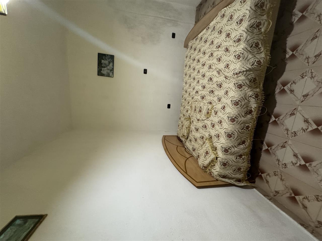 Jepet kati 1 (mbi garazhd) unzina e autotraktoreve