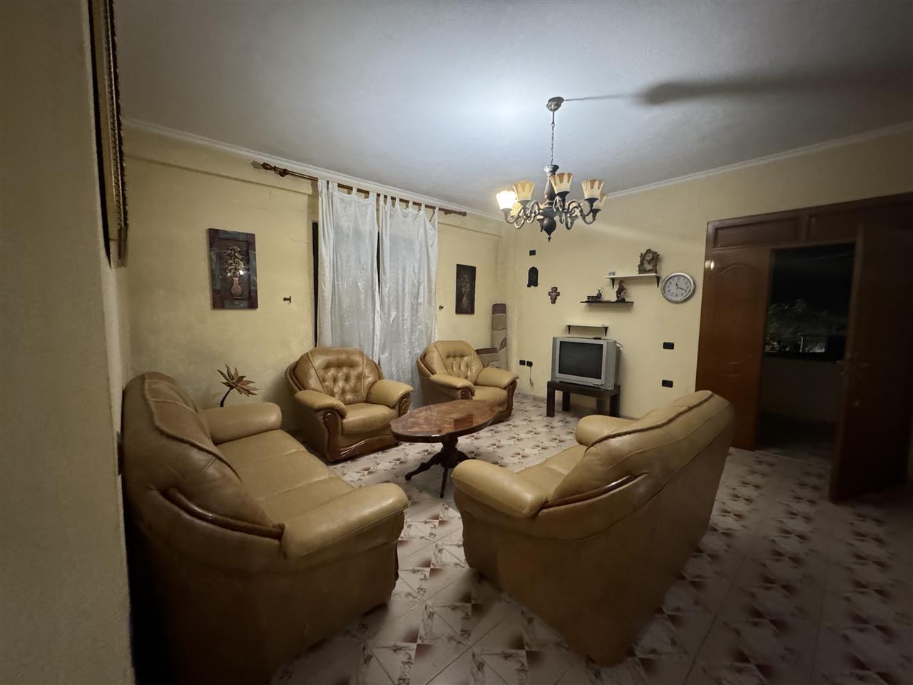 Jepet kati 1 (mbi garazhd) unzina e autotraktoreve