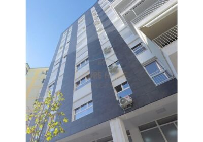 Shitet apartament 2+1+2 Rruga e Barrikadave
