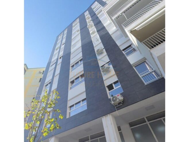 Shitet apartament 2+1+2 Rruga e Barrikadave