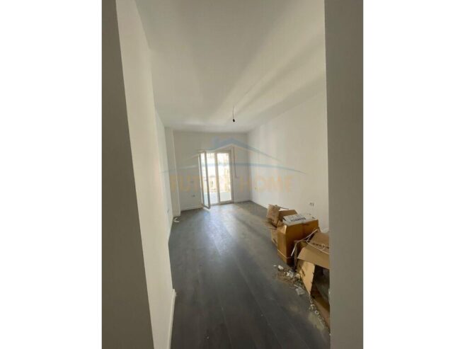 Shitet apartament 2+1+2 Rruga e Barrikadave
