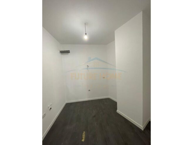 Shitet apartament 2+1+2 Rruga e Barrikadave