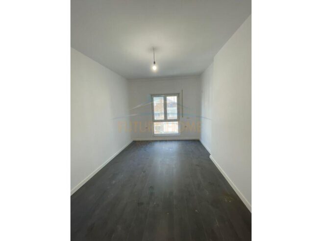 Shitet apartament 2+1+2 Rruga e Barrikadave