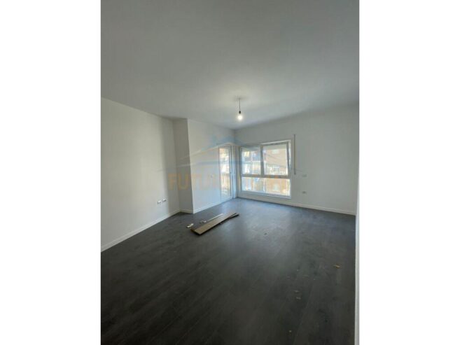 Shitet apartament 2+1+2 Rruga e Barrikadave