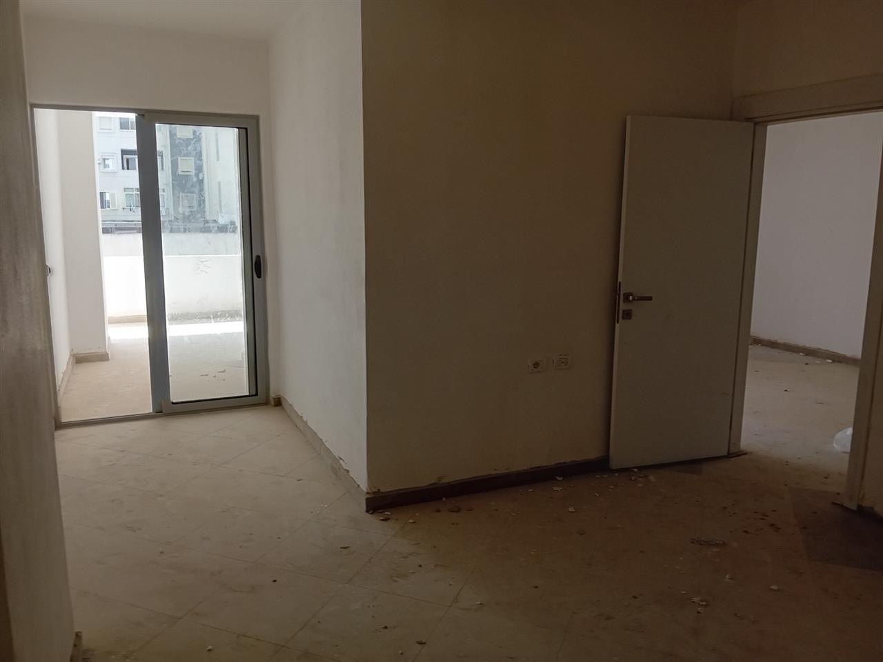 SHITET AP 2+1 PRANE STACIONIT TË TRENIT