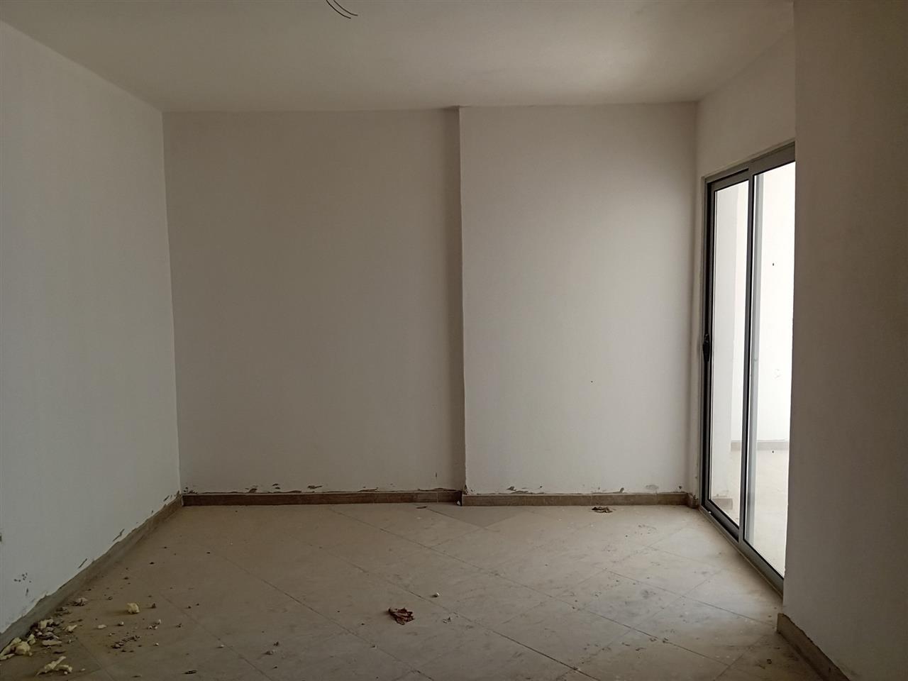 SHITET AP 2+1 PRANE STACIONIT TË TRENIT