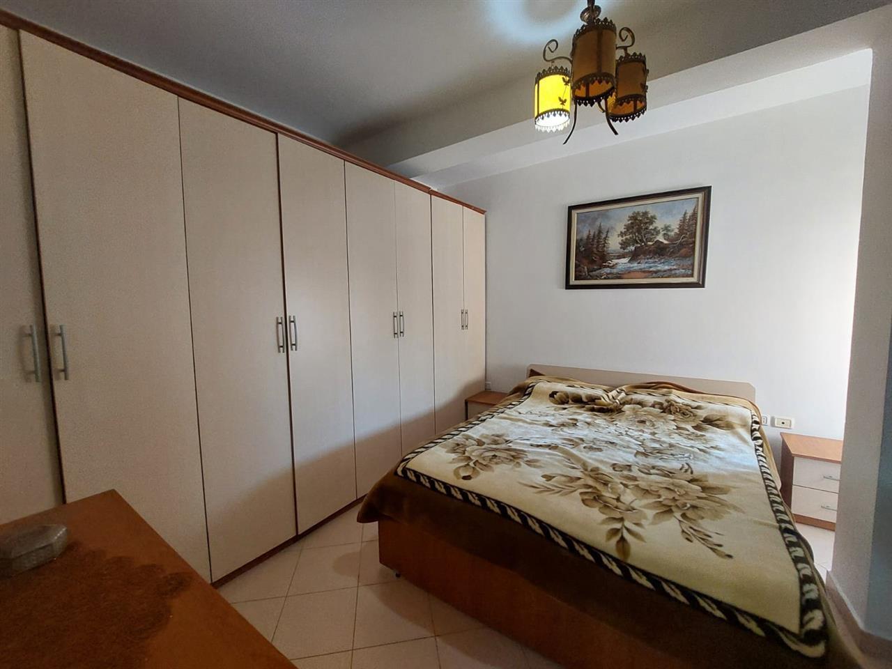 Apartament 2+1 me qera, tek Shkolla Kuqe