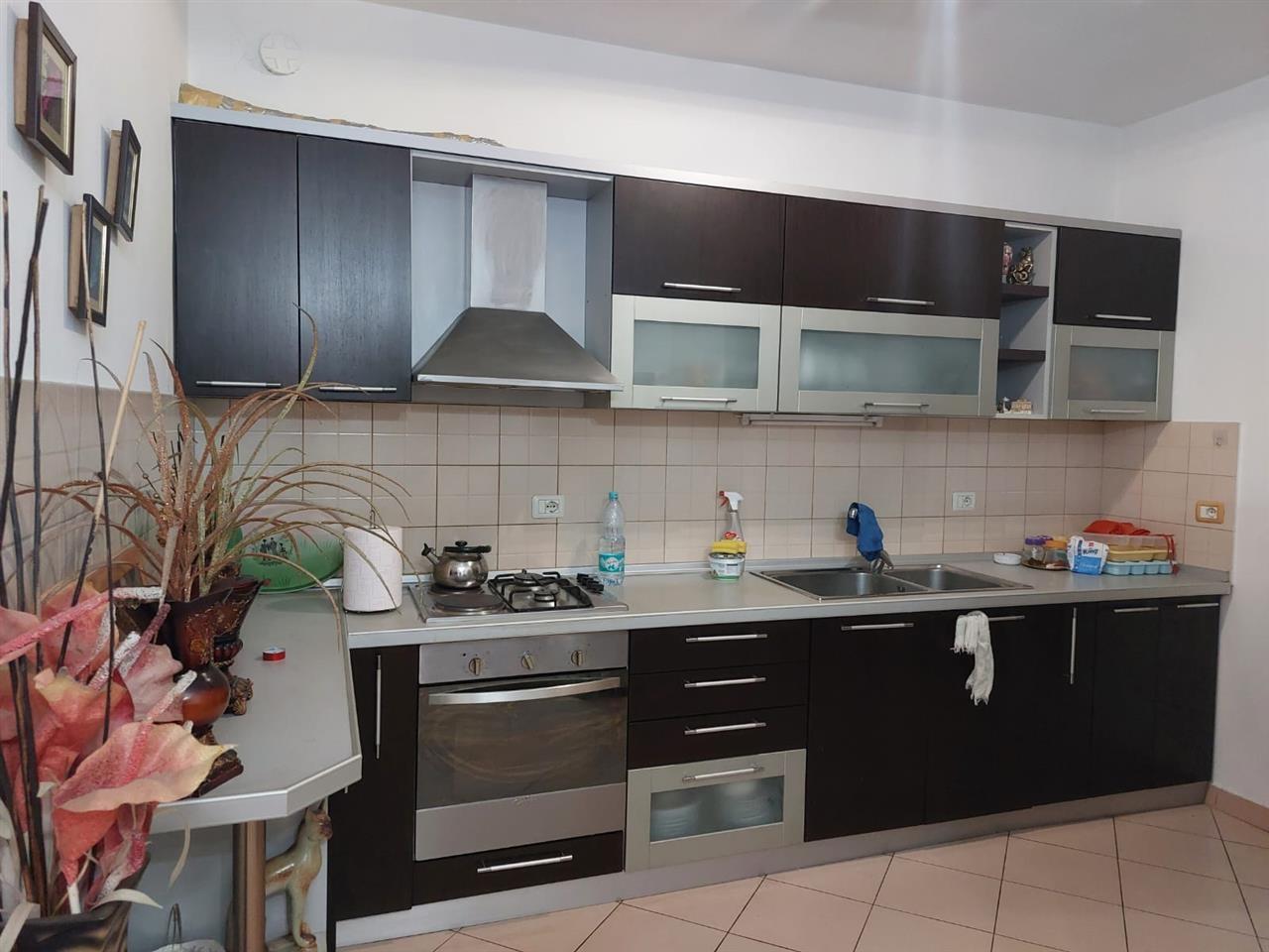 Apartament 2+1 me qera, tek Shkolla Kuqe