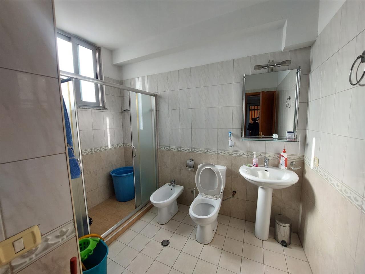 Apartament 2+1 me qera, tek Shkolla Kuqe
