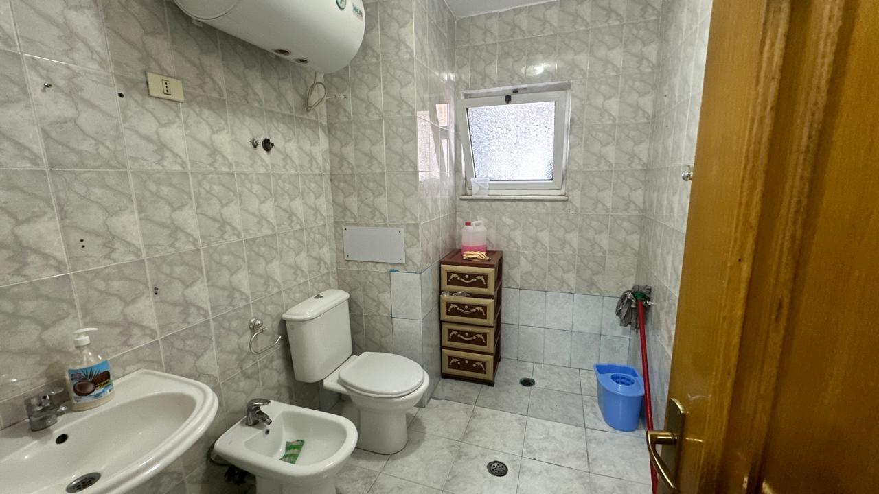 JEPET ME QIRA APARTAMENT 2+1 NE LAPRAKE PER BANIM/ZYRA + POS