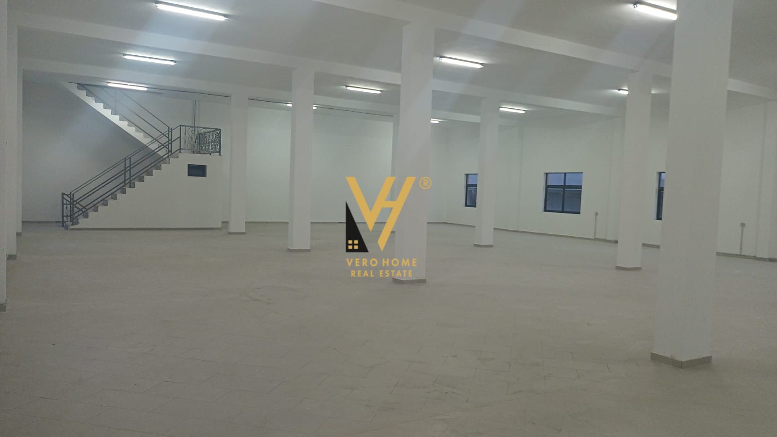 MAGAZINE 1500 M2 TE AUTO TR-DR 6.000 EURO