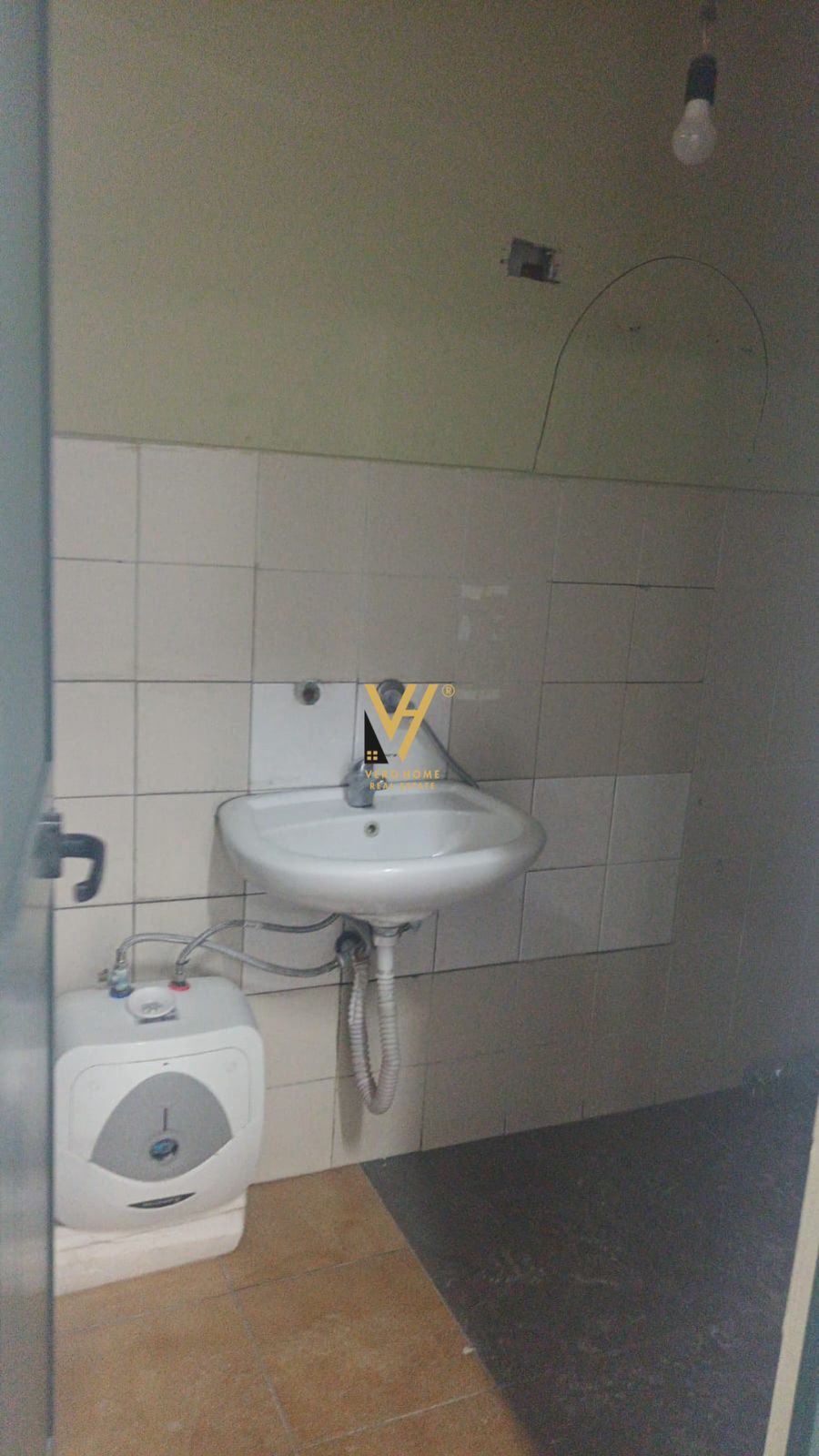 MAGAZINE 1500 M2 TE AUTO TR-DR 6.000 EURO