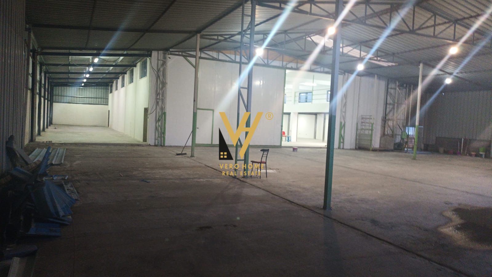 MAGAZINE 1500 M2 TE AUTO TR-DR 6.000 EURO