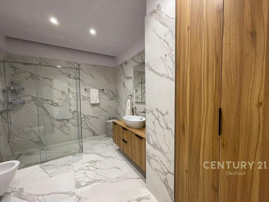 QIRA, APARTAMENT 2+1+PARKIM, TEK LIQENI I THATE!