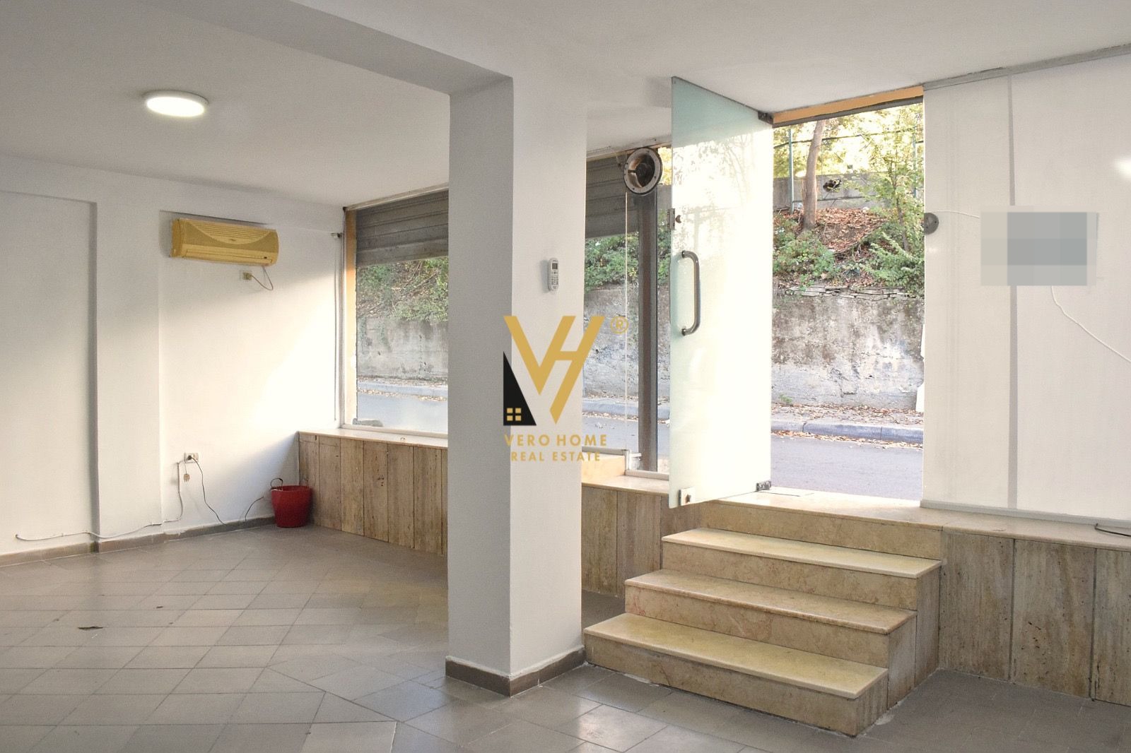 AMBIENT TE QYTETI STUDENTI 40.000 LEKE