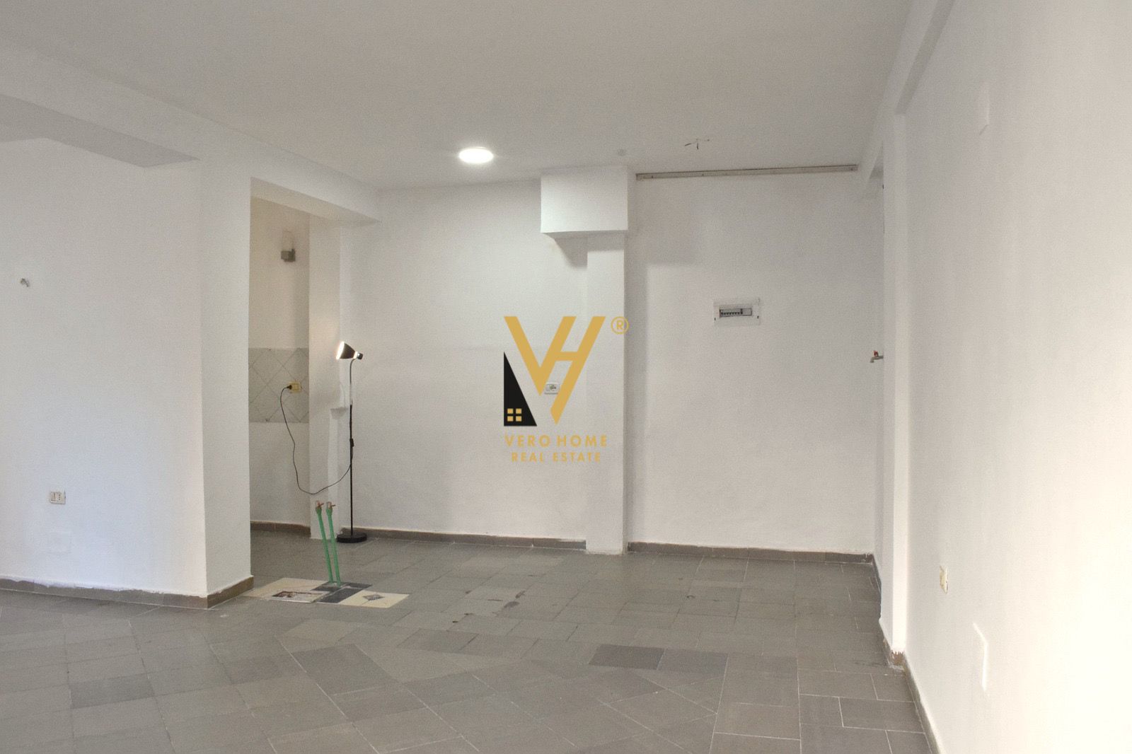 AMBIENT TE QYTETI STUDENTI 40.000 LEKE