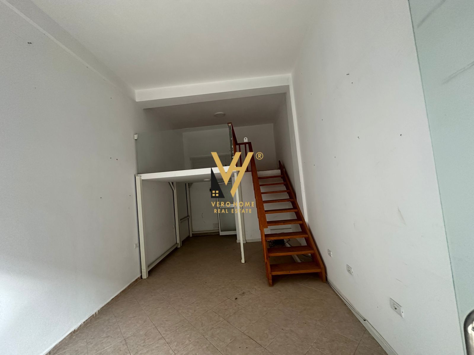 DY AMBIENTE TE MYSLYM SHYRI 900 EURO