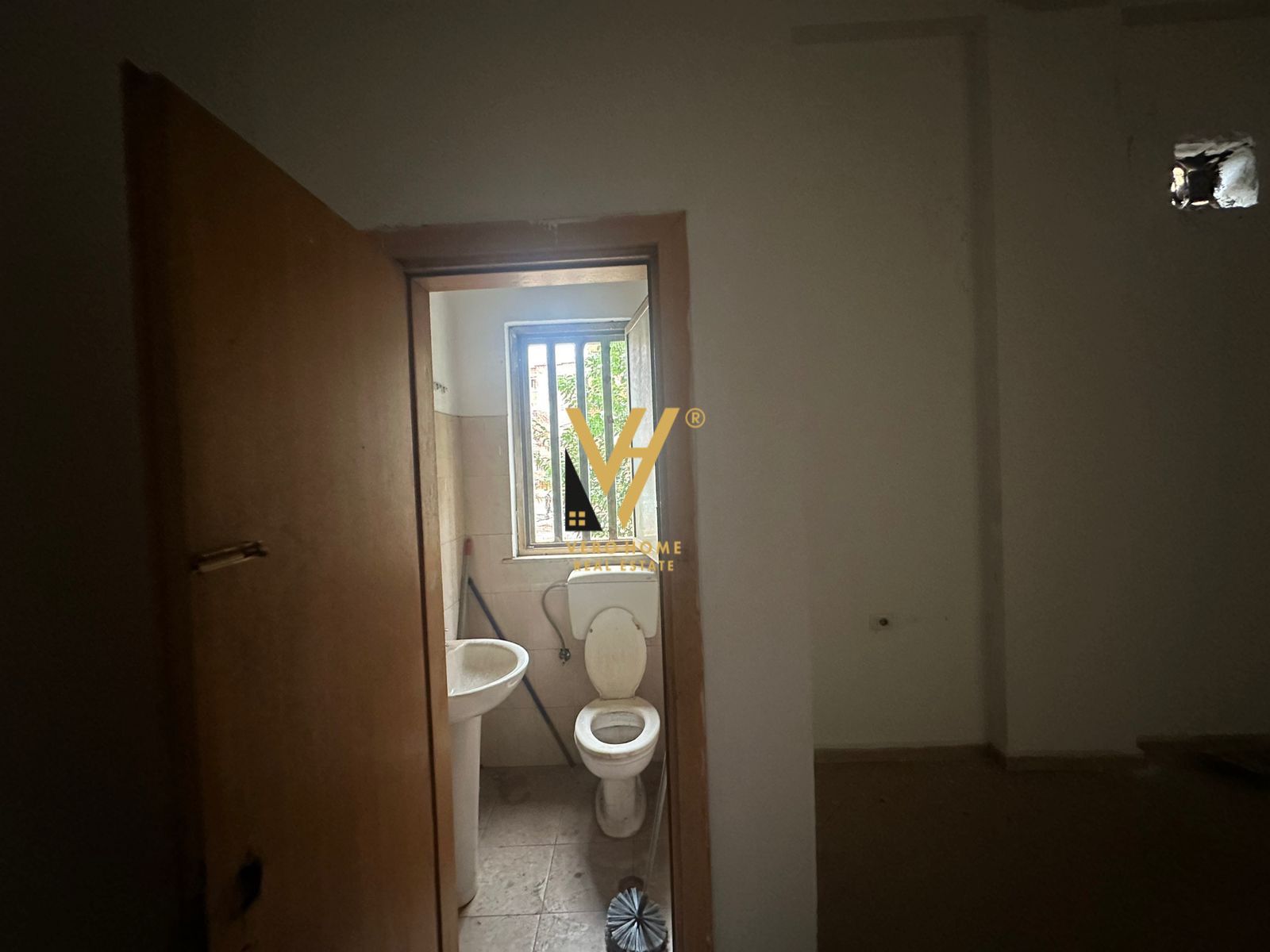 DY AMBIENTE TE MYSLYM SHYRI 900 EURO