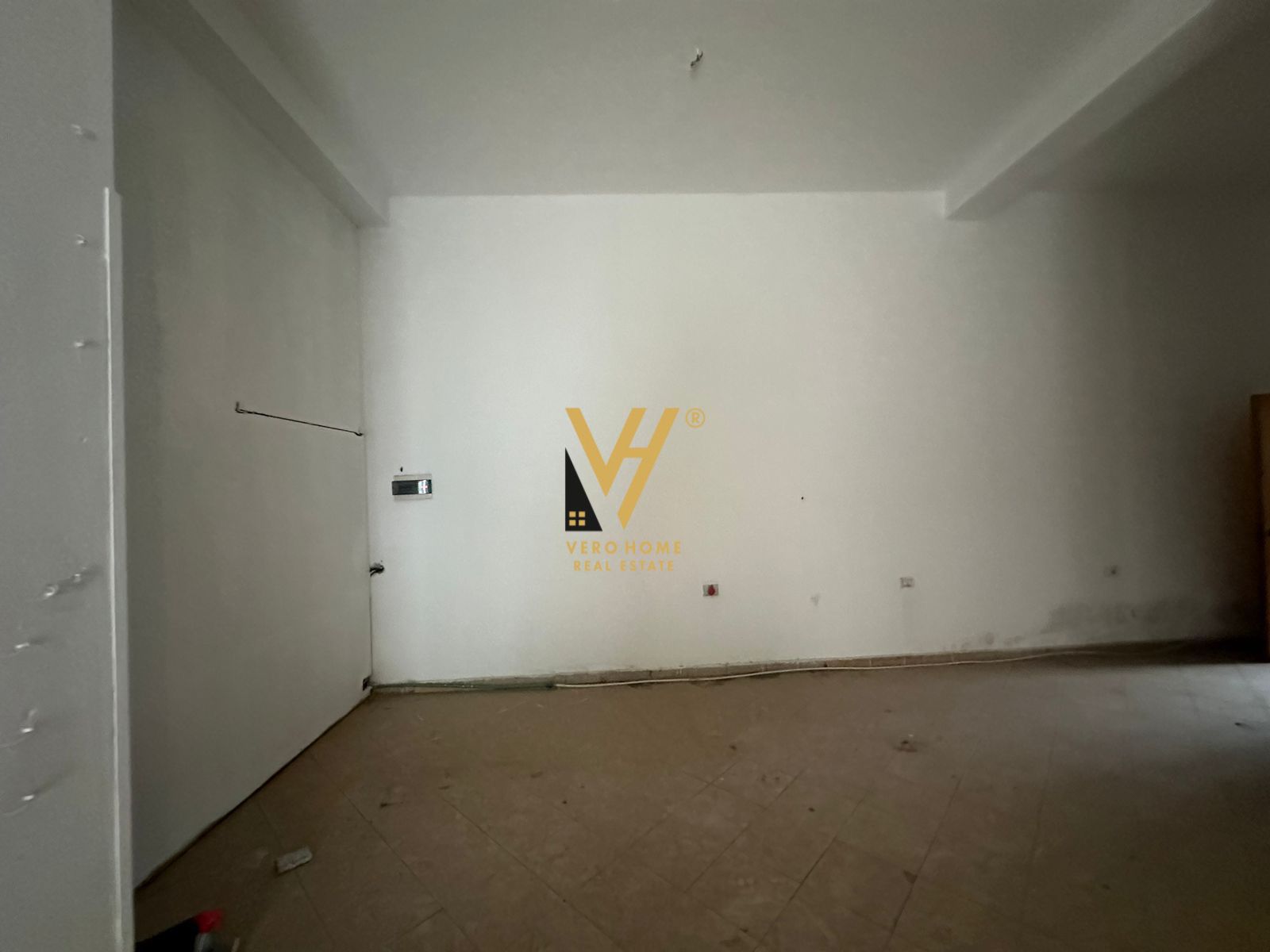 DY AMBIENTE TE MYSLYM SHYRI 900 EURO