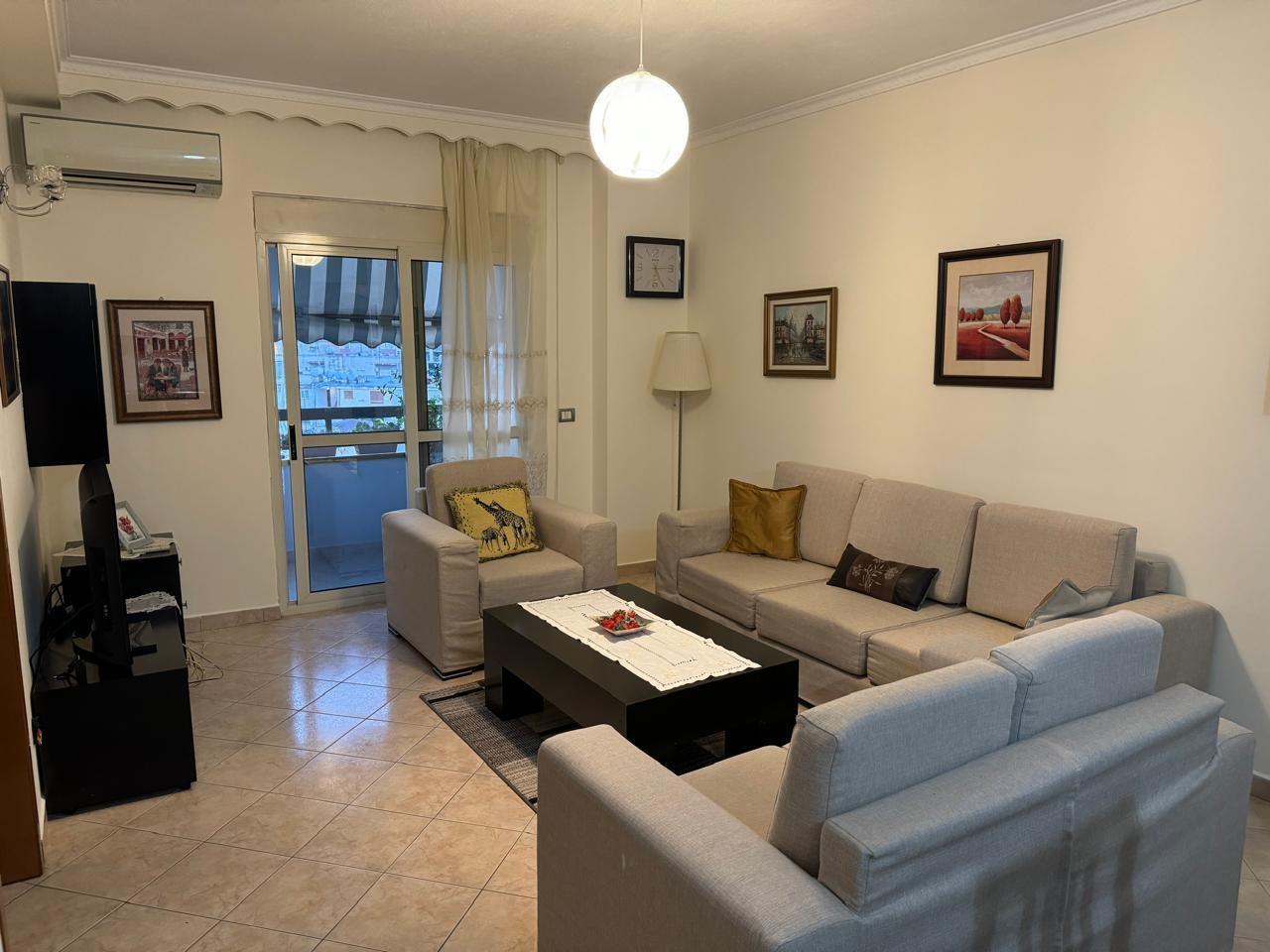 JEPET APARTAMENT 1+1 ME QIRA NE QENDER PALLATI KULTURES