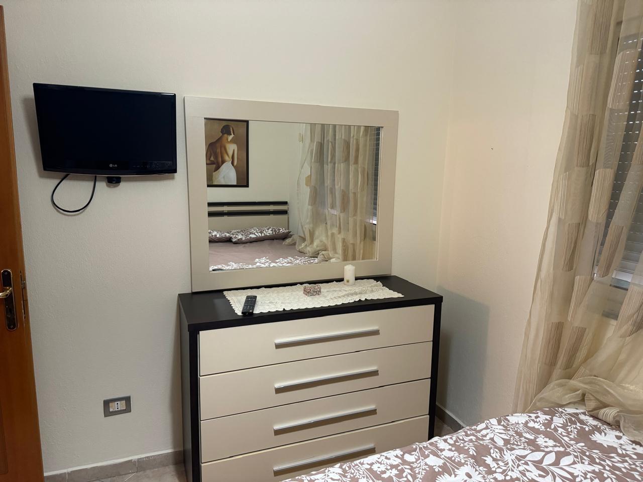 JEPET APARTAMENT 1+1 ME QIRA NE QENDER PALLATI KULTURES