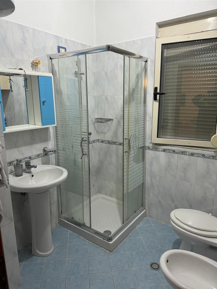 JEPET APARTAMENT 1+1 ME QIRA NE QENDER PALLATI KULTURES