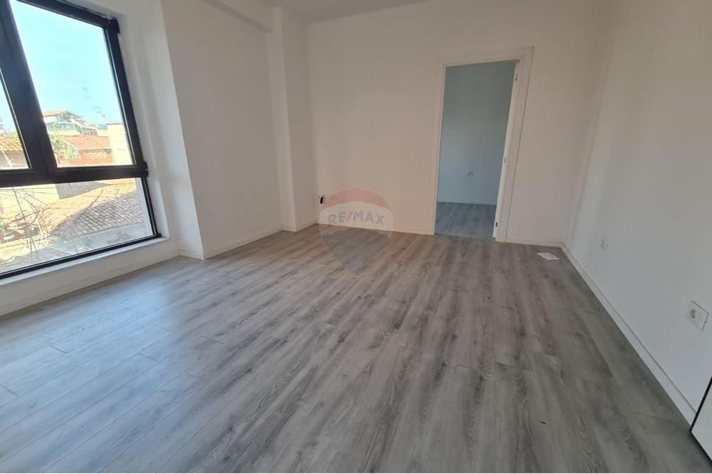 Apartament per qira , 1+1, per zyra