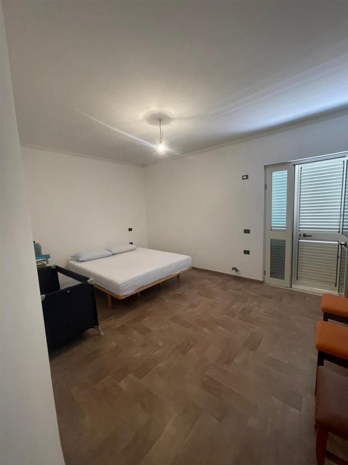 Qera, Vilë, Pranë City Park, Tiranë