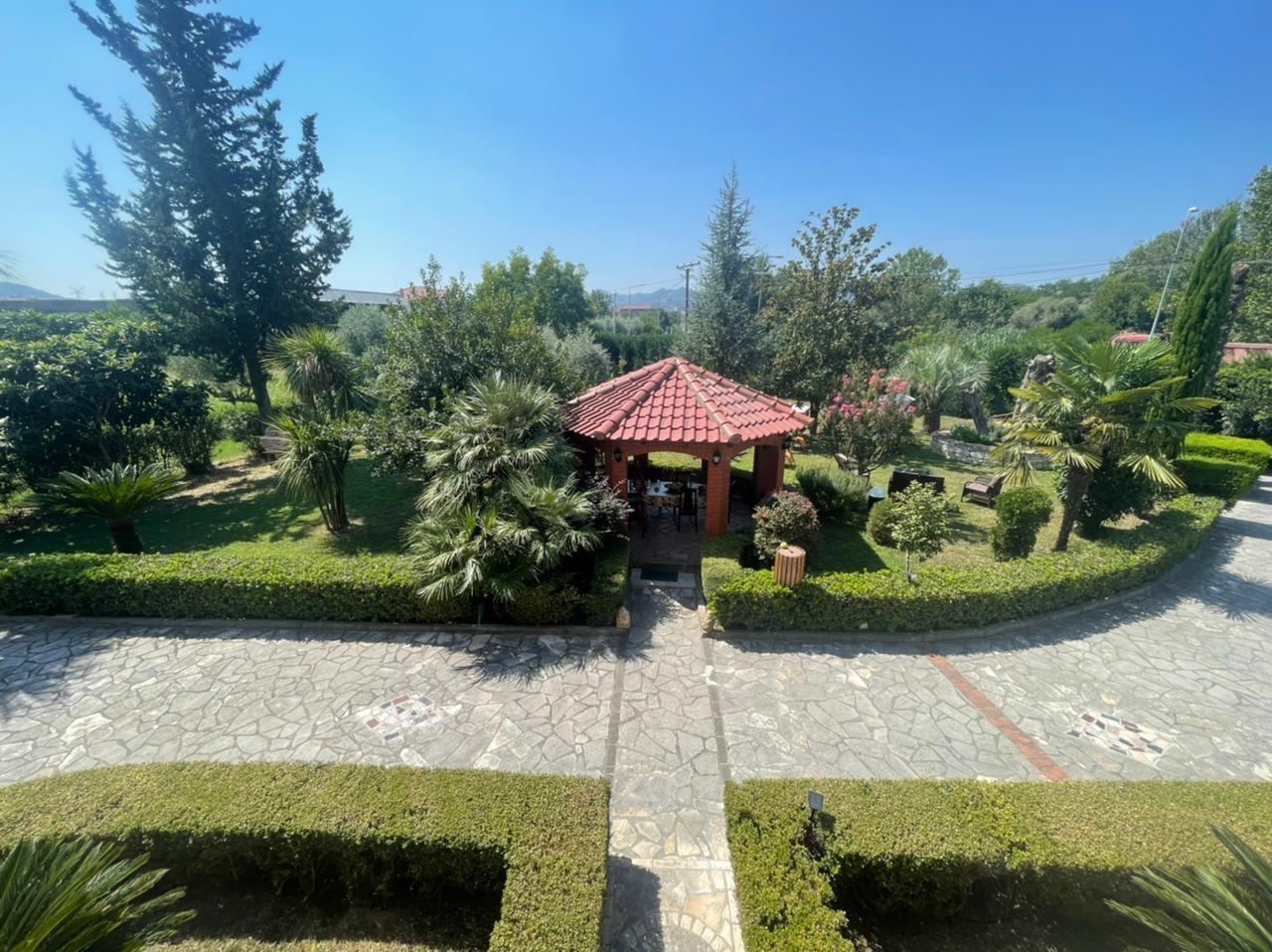 Qera, Vilë, Pranë City Park, Tiranë