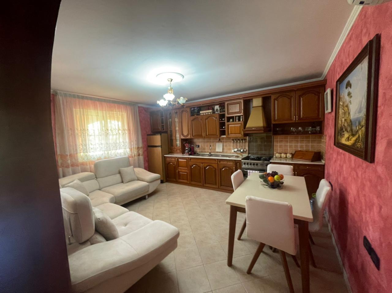 Qera, Vilë, Pranë City Park, Tiranë