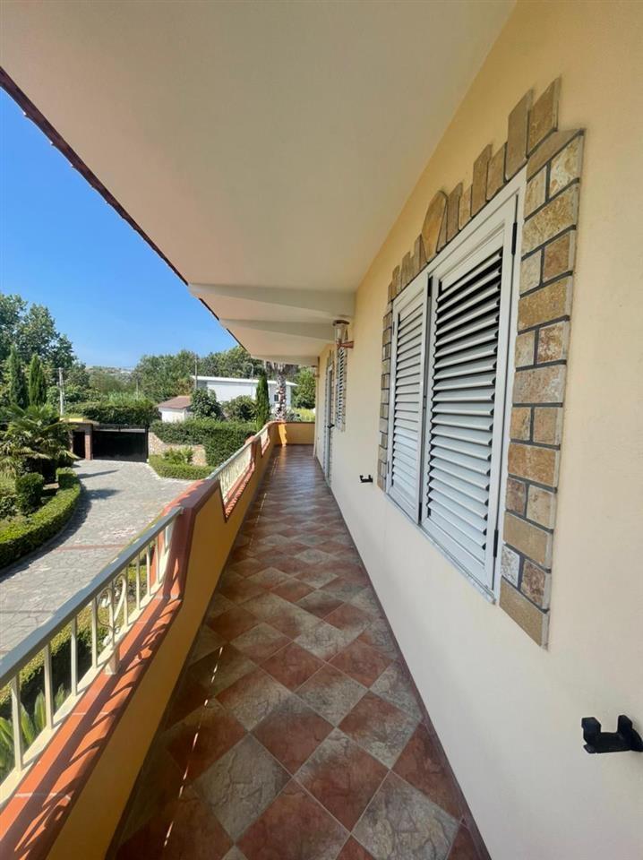 Qera, Vilë, Pranë City Park, Tiranë